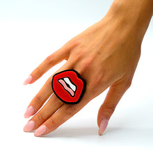 Carica l'immagine nel visualizzatore di Gallery, ANELLO KISS ROSSO - malikaforhappypeople