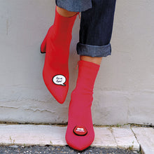 Carica l'immagine nel visualizzatore di Gallery, SPILLA CARTOON KISS ME - malikaforhappypeople