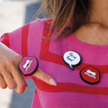 Carica l'immagine nel visualizzatore di Gallery, SPILLA CARTOON KISS ME - malikaforhappypeople