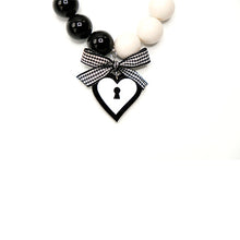 Carica l'immagine nel visualizzatore di Gallery, BRACCIALE LOVE LOCKED BIANCO - malikaforhappypeople