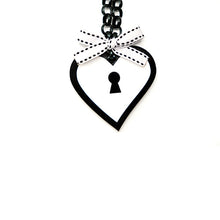 Carica l&#39;immagine nel visualizzatore di Gallery, COLLANA BABY LOVE LOCKED BIANCO - malikaforhappypeople
